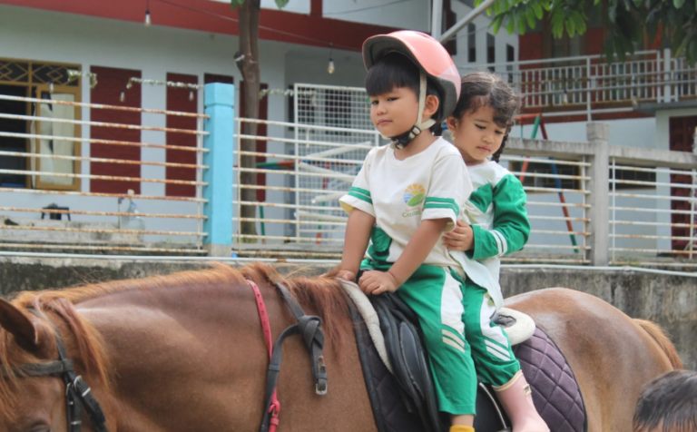 Weekly Activity SACA: Belajar melalui Berkuda, Memanah, dan Berenang